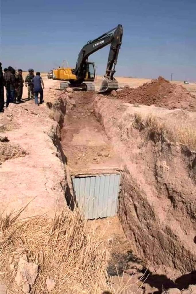 CEYLANPINAR KARŞISINDAKİ YPG?LİLER, KAZDIKLARI HENDEKLERİ TERK EDİYOR