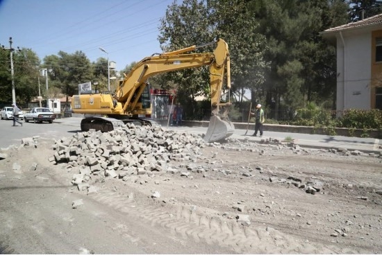Ceylanpınar`da asfalt dökümü başladı.