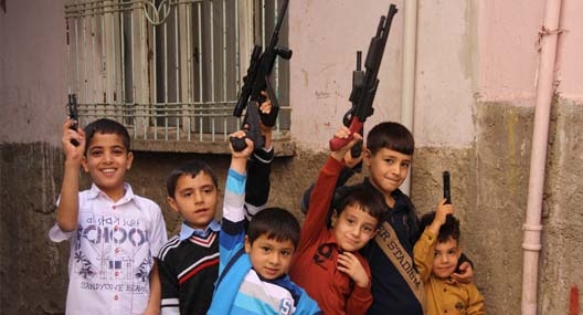 Ceylanpınar`da çocuklar, bayram harçlıklarıyla silah aldı