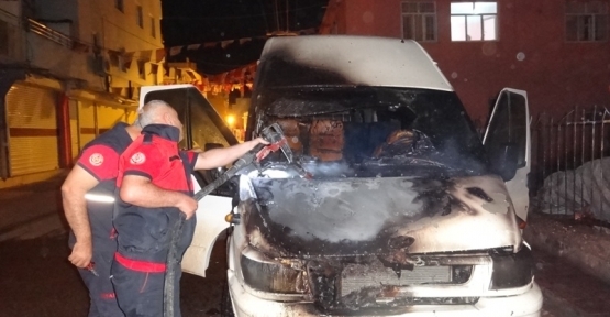 Ceylanpınar?da Park Halindeki Minibüs Yandı