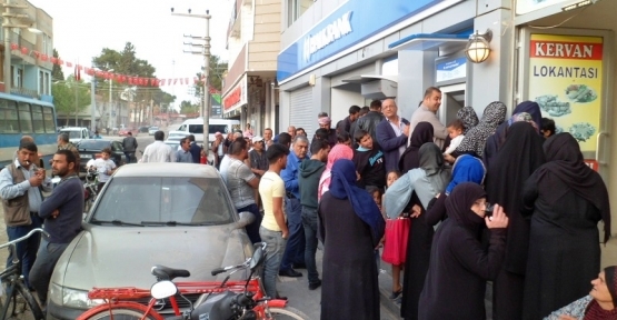 CEYLANPINAR`DA SURİYE?LİLER ATM KUYRUĞUNDA