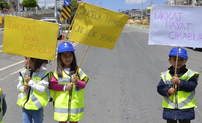 Çocuklar trafikte düdük çaldı!