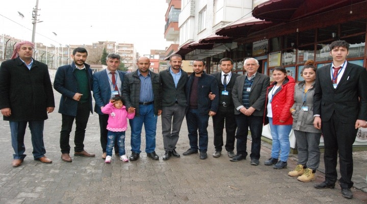 Göz kapaklarını parmaklarıyla açan Elif tedavi için İstanbul?a gitti