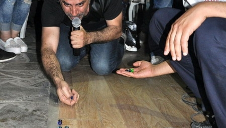 Haluk Levent Sahnede Bilye Oynadı