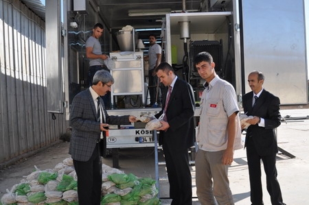 Kaymakamlık, Suriyeliler için mobil fırın kurdu