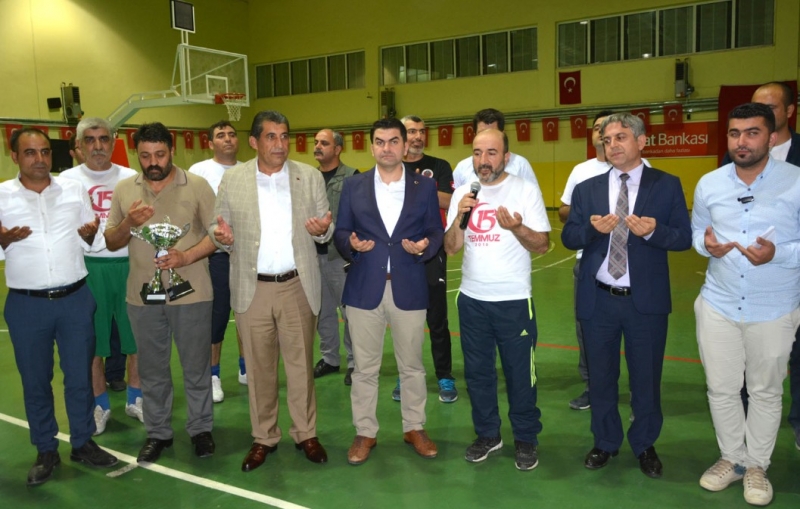 Kazandıkları Kupaları Şehit Ağabeyine Verdiler