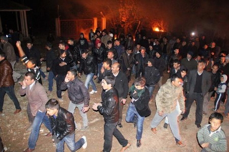 Köylüler Trafo Merkezini Bastı, 2 Asker Yaralandı