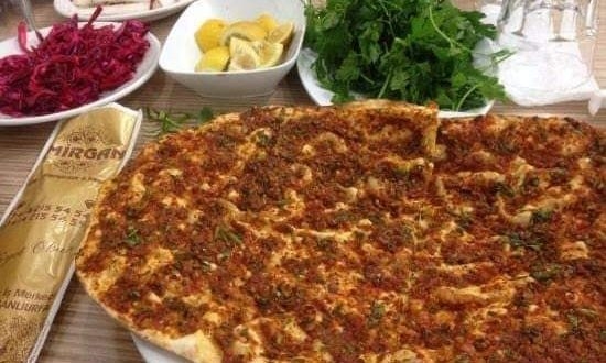 Lahmacun sırasında iki grup birbirine girdi