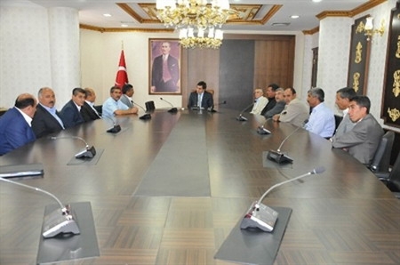 Şanlıurfa Valisi Küçük, Ceylanpınarlı Muhtarlarla Bir Araya Geldi