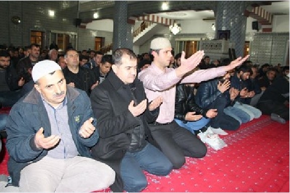 Şanlıurfa`da camiler doldu, taştı