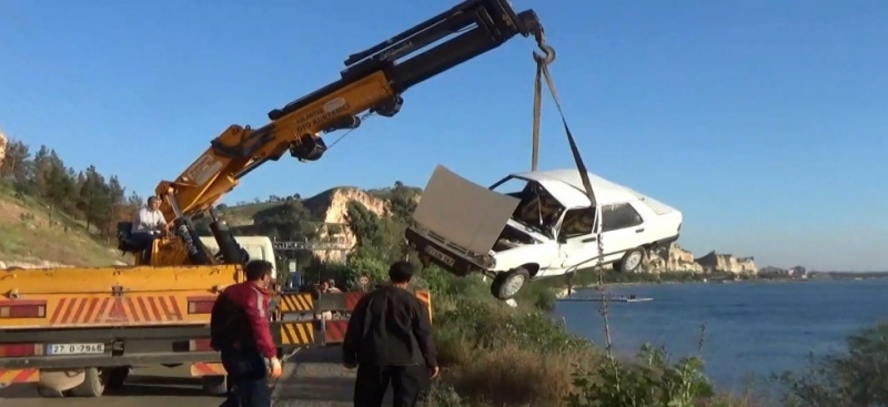 Yola düşen kayalardan kurtulmak isterken otomobiliyle nehre yuvarlandı